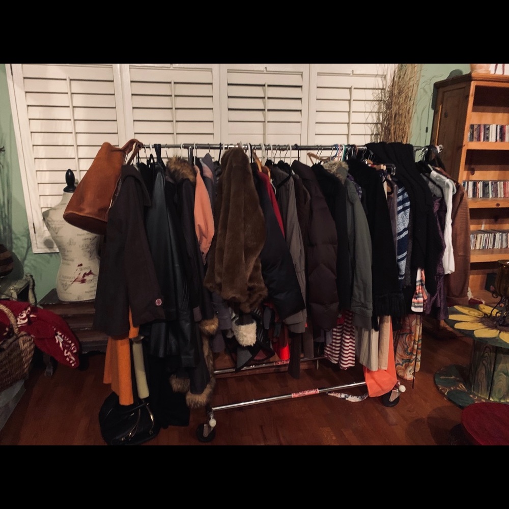 Closing shop! Selling I tire rack $ 600.00